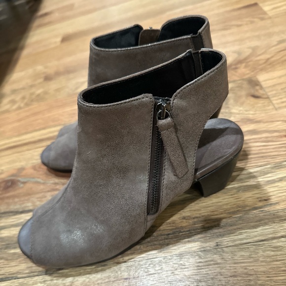 Size 9 Munro Slingbacks - Picture 2 of 5